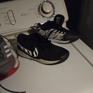 Boys size 5 Nike sneakers
